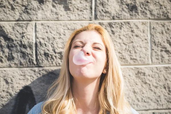 Blond meisje speelt met bubblegum — Stockfoto