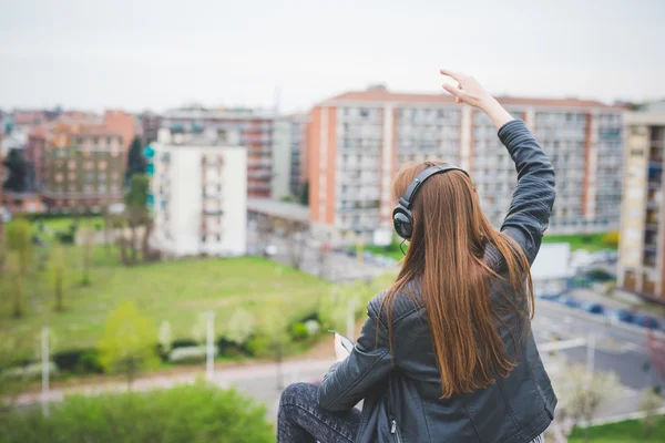 Chica morena escuchando música — Foto de Stock