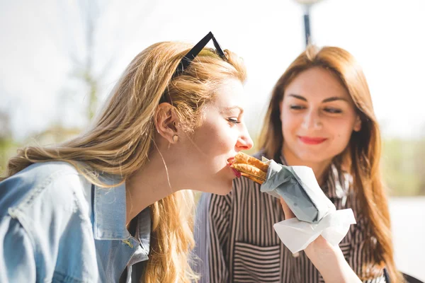 Donne che hanno un happy hour in un bar — Foto Stock