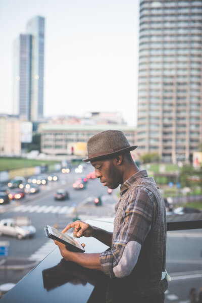 афро-человек в городе постукивает по столу
