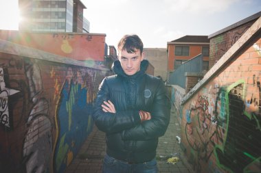 şehirde açık poz adam