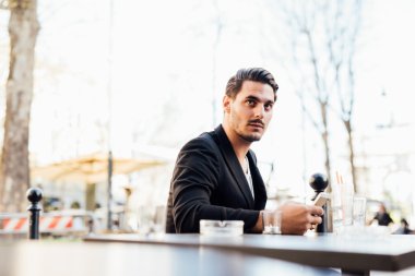 smartphone kullanarak Bar İtalyan çocuk