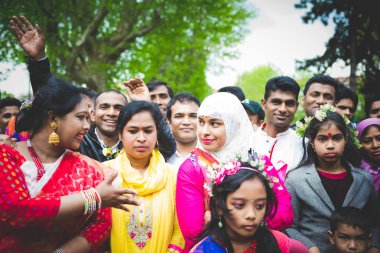 İnsanlar kutluyor Bengalce yeni yıl