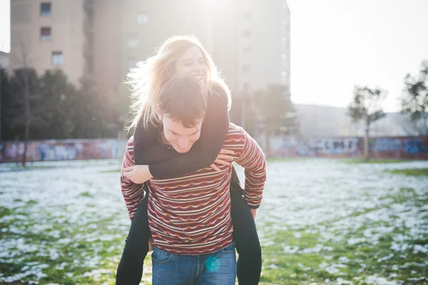 Homme et femme en plein air en ville — Photo