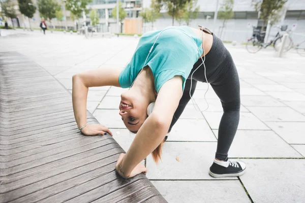 Woman stretching outdoor in city — Stock Photo, Image