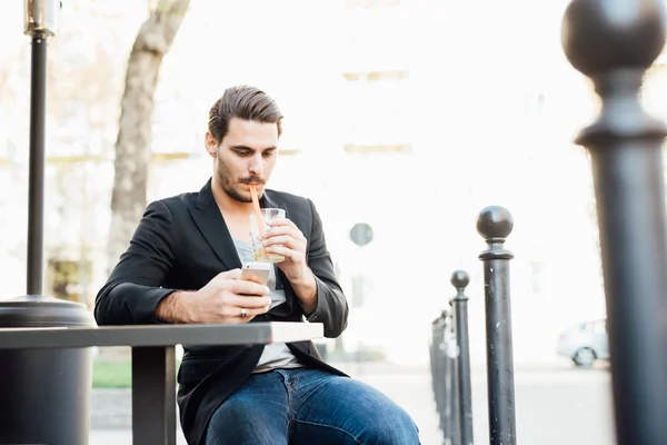 Mand tjekker sin smartphone - Stock-foto