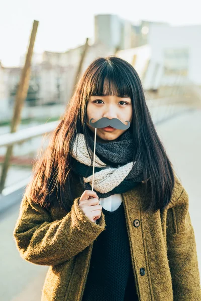 Asiatico hipster donna con divertente falso baffi — Foto Stock