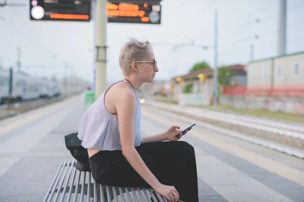 Blonde italian designer sitting on bench — Stock Photo, Image