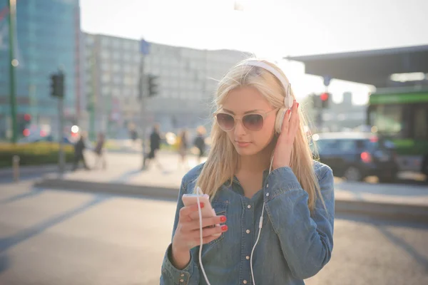 Blonde fille écoute de la musique — Photo