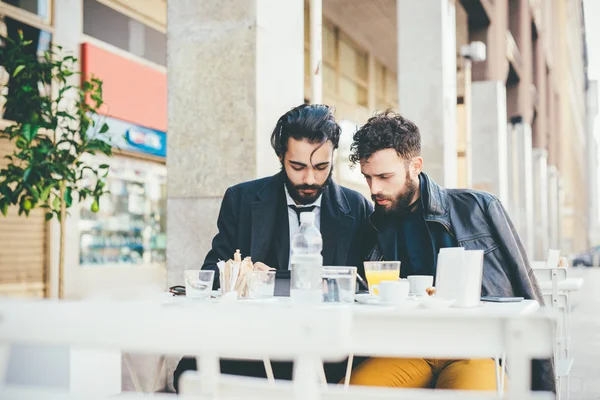 Uomini d'affari seduti in un bar — Foto Stock