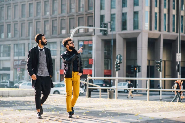 Empresários caminhando na cidade — Fotografia de Stock