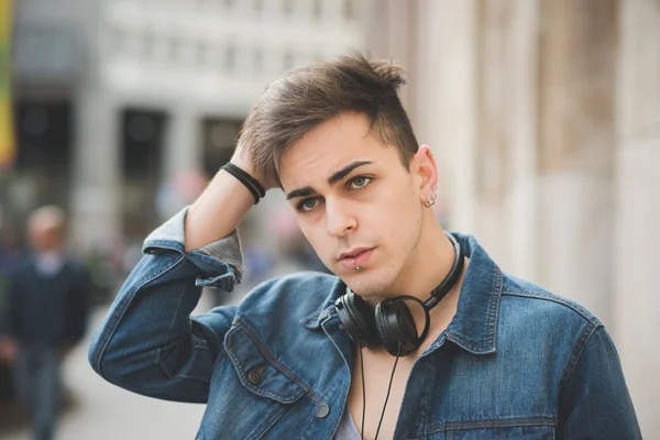 Hombre al aire libre en la ciudad con auriculares —  Fotos de Stock