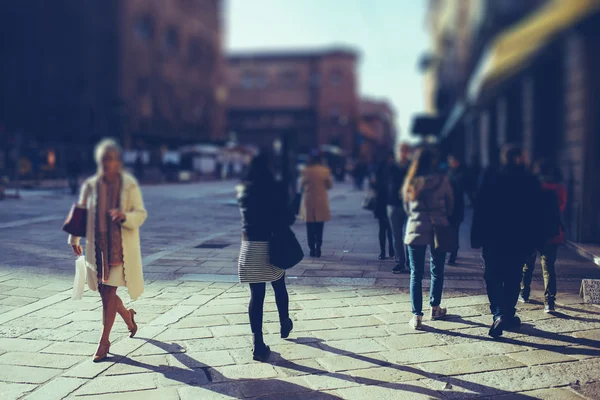 市内で屋外を歩く人々 — ストック写真