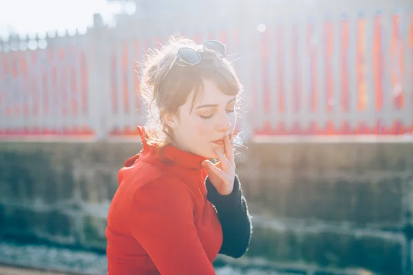 Kvinna röka cigarett — Stockfoto