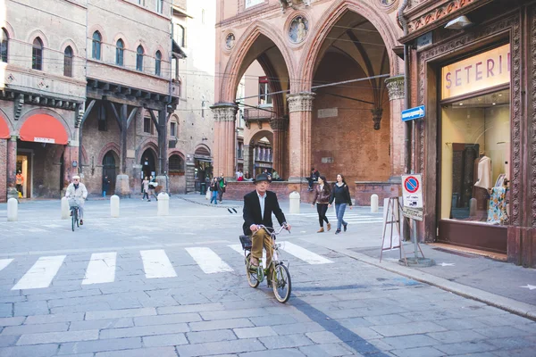 Gente caminando y montando bicicleta —  Fotos de Stock