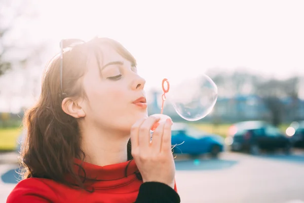 Mujer jugando con jabón de burbujas — Foto de Stock