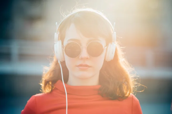 Kobieta nosi okulary i słuchania muzyki — Zdjęcie stockowe