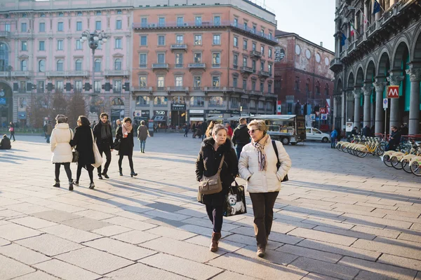 Ανθρώπους που περπατούν στην Piazza del Duomo στο Μιλάνο — Φωτογραφία Αρχείου