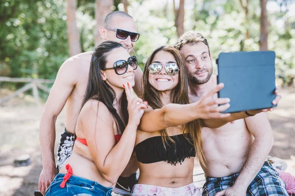 Multietniskt vänner på stranden tar selfie — Stockfoto