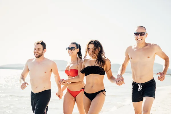 Multiethnische Freunde beim Strandlauf — Stockfoto
