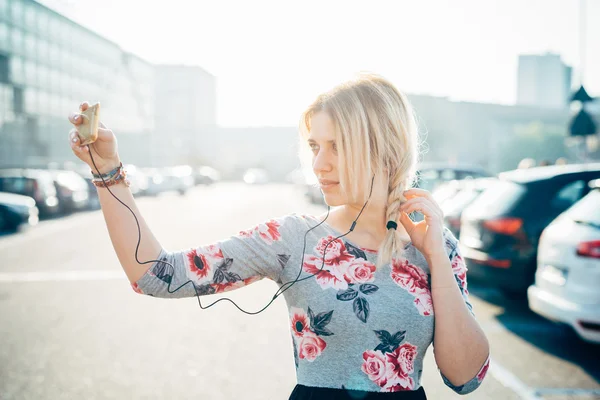 Žena poslouchající hudbu se sluchátky — Stock fotografie