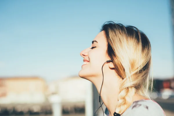 Frau hört Musik mit Kopfhörern — Stockfoto