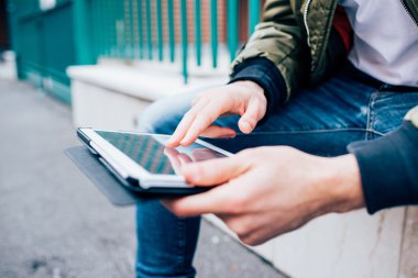 tabletin adam kaydırma ve dokunma ekranı 
