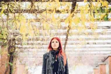 kulaklıklar ile İspanyol Kızıl saçlı kadın