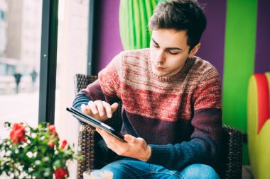 barda bir tablet tutan adam