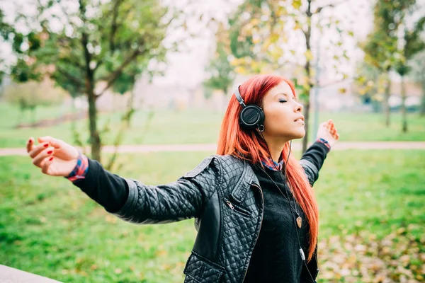 Frau hört Musik mit Kopfhörern — Stockfoto