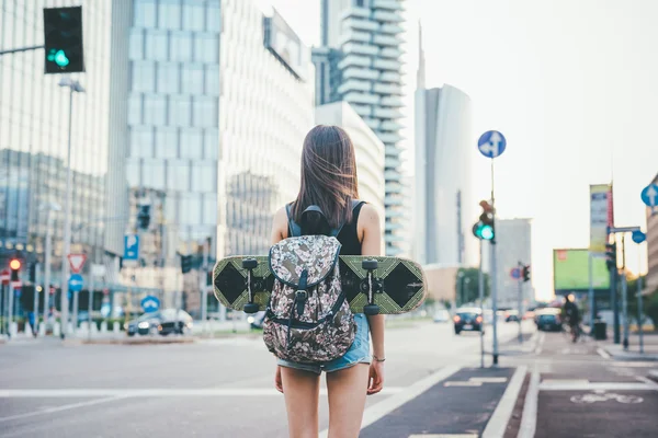 Mujer asiática al aire libre en la ciudad — Foto de Stock