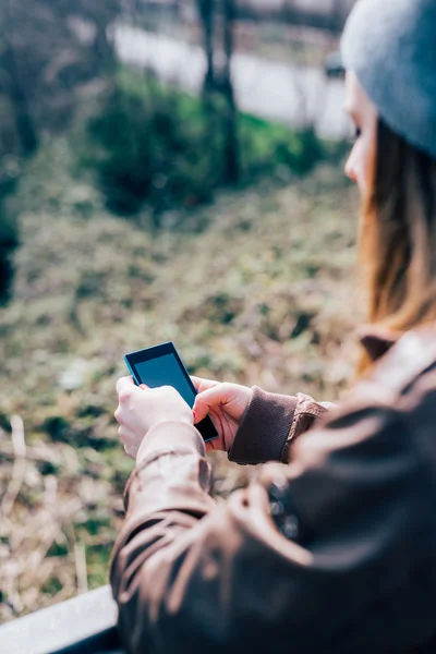 Akıllı telefon kullanan bir kadın. — Stok fotoğraf