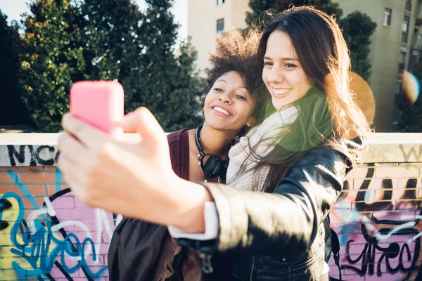 Kvinnor som tar selfie — Stockfoto