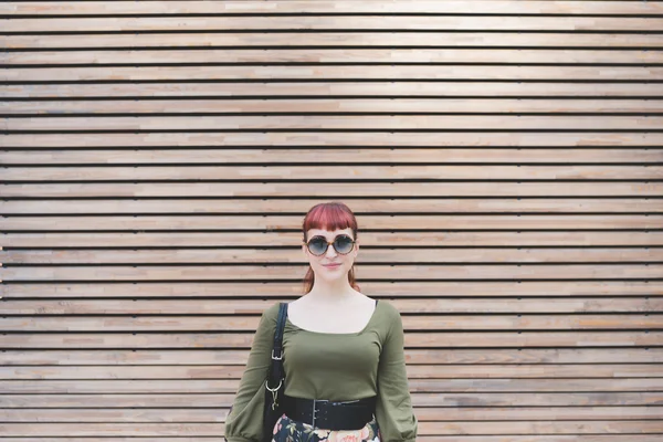 Mujer apoyada en una pared — Foto de Stock