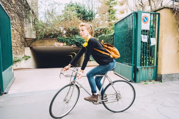 Femme en vélo — Photo