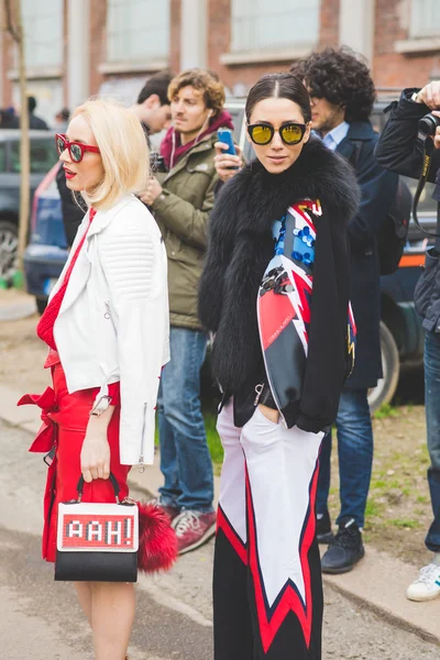Personas durante la Semana de la Moda Milán — Foto de Stock