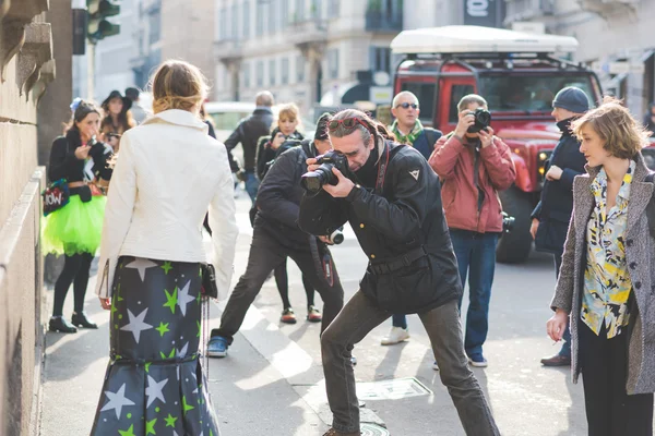 Le persone durante la settimana della moda di Milano — Foto Stock