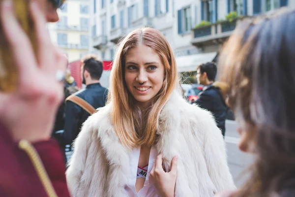 Les gens pendant la Fashion Week de Milan — Photo