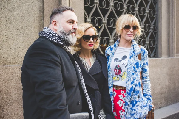 Les gens pendant la Fashion Week de Milan — Photo