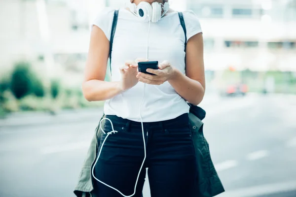 Akıllı telefon tutan kadın. — Stok fotoğraf