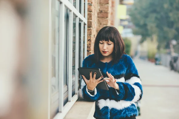 Femme appuyée contre le mur — Photo