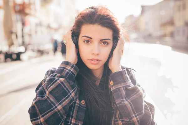 Frau hört Musik — Stockfoto