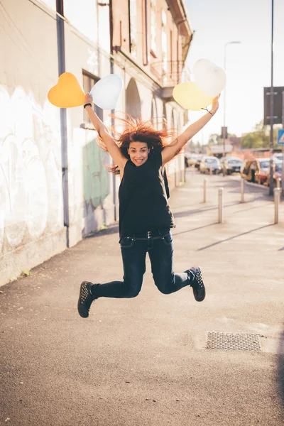 Kaukasiska kvinna hoppa — Stockfoto