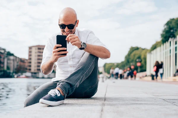 Mannen som sitter på elvebredden – stockfoto