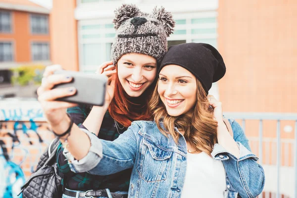 Vrouwen knuffelen buiten nemen selfie — Stockfoto