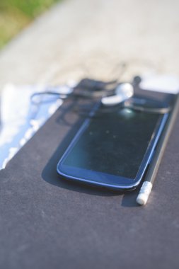 bir eskiz defteri eğilerek smartphone