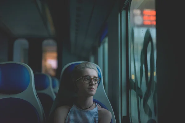 電車に座っている女 — ストック写真