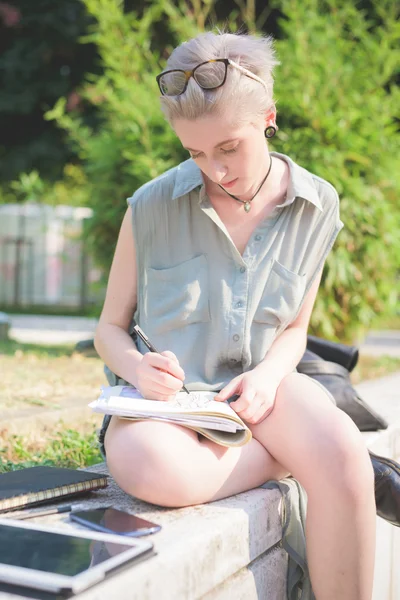 Diseñador italiano bosquejando en un cuaderno — Foto de Stock