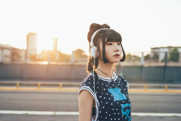 Asiatique millennial femme écoute musique — Photo