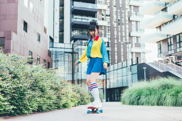 Ásia milenar mulher não conformista patinação — Fotografia de Stock